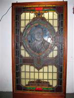 H2007-0378 foto2.jpg; H2007-0378; Gebrandschilderd glas-in-loodraam van de directeur van de DAIM P.H. van Groningen, met opschrift: '1903-1928', 'van de beamten'.; raam